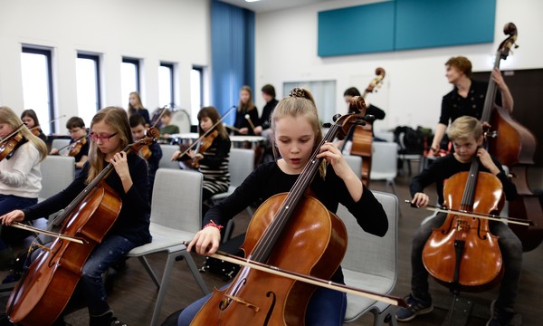 In der Orchesterklasse am OHG lernen Schülerinnen und Schüler zusammen ihr Lieblingsinstrument. Foto: Anna Schwartz